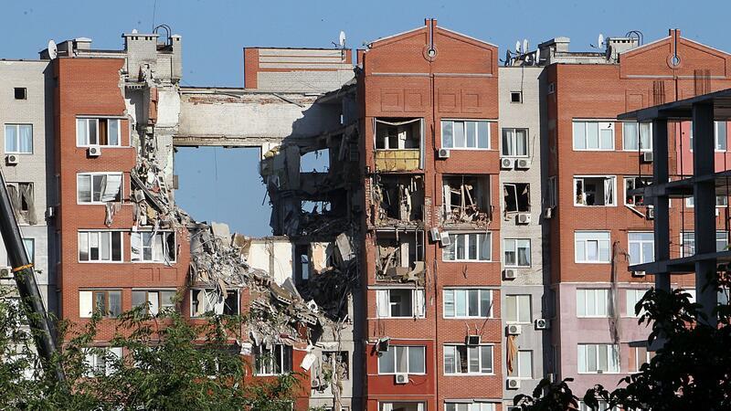 Krieg gegen die Ukraine: So ist die Lage Bei dem Einschlag einer russischen Rakete in das Hochhaus in Dnipro ist mindestens ein Mensch getötet worden, weitere wurden verletzt.