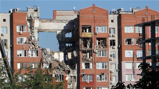 Bei dem Einschlag einer russischen Rakete in das Hochhaus in Dnipro ist mindestens ein Mensch getötet worden, weitere wurden verletzt.