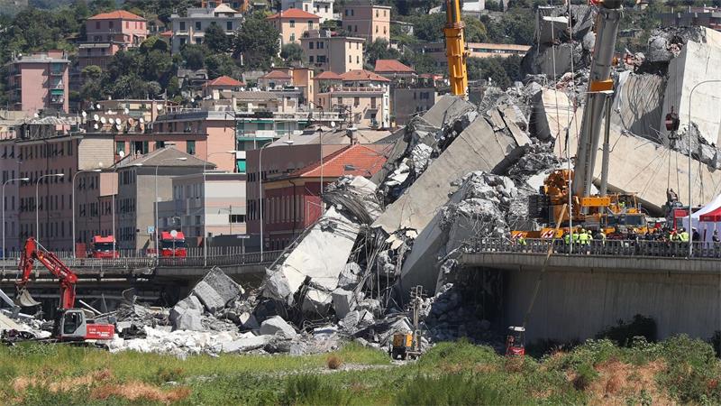 Zwölf Jahre Haft wegen Brückeneinsturz in Genua Bei dem Einsturz wurden auch Menschen am Boden von Betontrümmern erschlagen. (Archivbild)