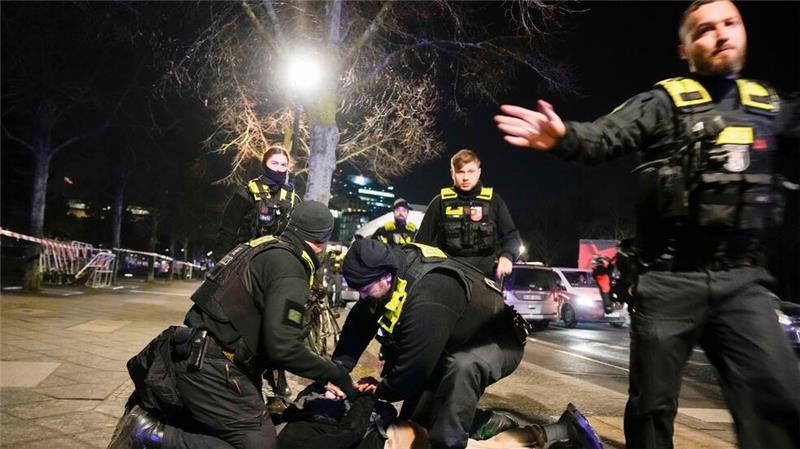 Behörden gehen von antisemitischer Attacke in Berlin aus Bei dem Festgenommenen handelt es sich um einen 19 Jahren alten anerkannten Asylbewerber aus Syrien.