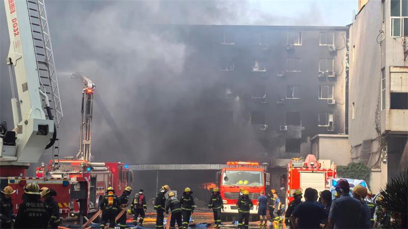 Bei dem Feuer soll es eine erhebliche Zahl an Opfern gegeben haben.