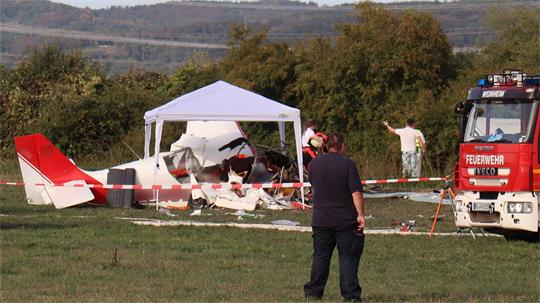 Bei dem Flugzeugabsturz im hessischen Viernheim sind zwei Männer gestorben, eine Frau und ein Kleinkind wurden schwerst verletzt.