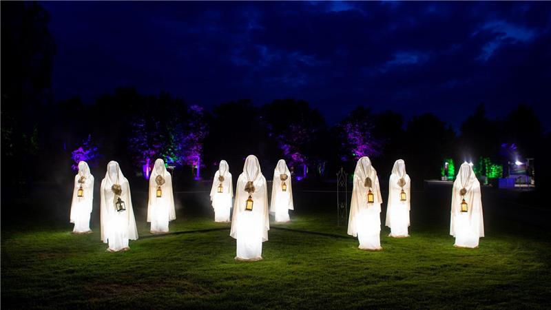 Bei dem „Lichtzauber im Park“ erhellen tausende LED-Lichter den Park der Gärten - unter anderem gibt es 30 leuchtende Skulpturen, die entlang der Wege im verteilt seien. 