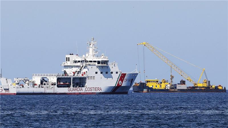 Luxusjacht „Bayesian“ wird geborgen Bei dem Manöver kommt auch ein schwimmender Kran zum Einsatz. Es gilt als extrem kompliziert. Die Kosten werden auf mehrere Millionen Euro geschätzt.