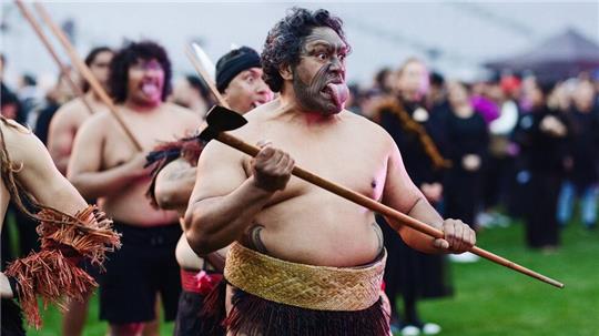 Bei dem Maori-Ritual spielen Mimik, Gestik und die Zunge eine große Rolle.