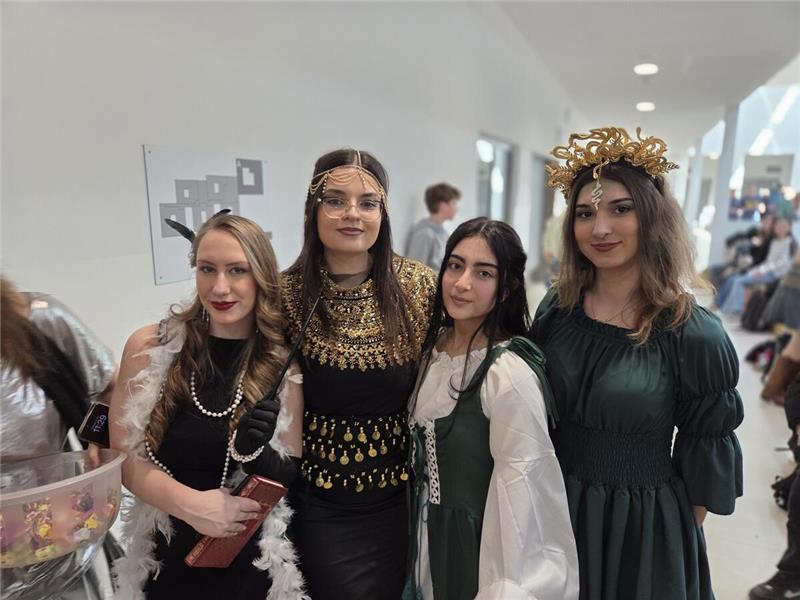 Bei dem Motto Zeitreise feiern Persönlichkeiten aus der griechischen Mythologie ...