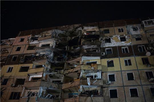 Bei dem Raketenangriff auf Krywyj Rih waren am späten Nachmittag nach Angaben des ukrainischen Militärs zwei Wohnhäuser getroffen und in Brand gesetzt worden.