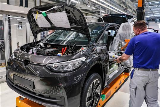 Bei dem Spitzentreffen von Kanzler Scholz mit der Autoindustrie werden etwa die Chefs der Autokonzerne Mercedes, VW und BMW erwartet.