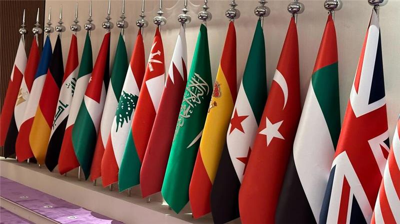 Baerbock stellt Syrien Lockerung von Sanktionen in Aussicht Bei dem Treffen in Riad kamen Vertreter wichtiger Staaten der Region und westlicher Länder zusammen. Auch Syriens De-facto-Außenminister war dabei.