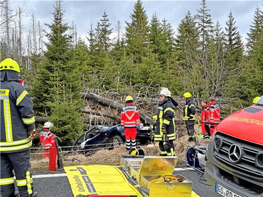 Bei dem Unfall am 30. März 2023 auf der B 242 zwischen Sonnenberg und Oderteich ist eine 62-jährige Frau aus Hasselfelde schwer verletzt worden. Sie musste von der Feuerwehr aus ihrem Wagen befreit werden.  Archivfoto: Eggers