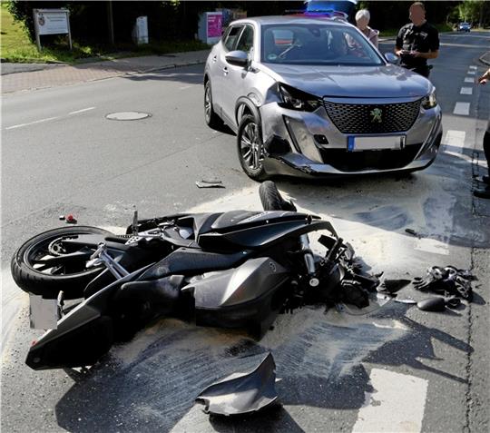 Bei dem Unfall am Samstag in Clausthal-Zellerfeld ist ein 17-jähriger Motorradfahrer aus dem Ammerland verletzt worden. Foto: Feuerwehr