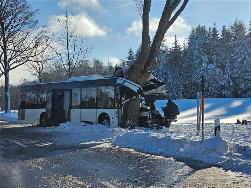 Bei dem Unfall eines Schulbusses im Erzgebirge ist ein Kind ums Leben gekommen.