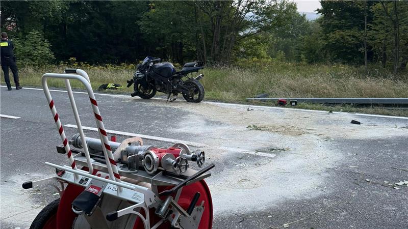 Bei dem Unfall ist auch Öl ausgelaufen, das von den Feuerwehrleuten aufgenommen worden ist.