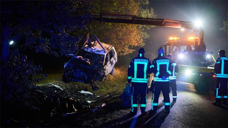 Auto kracht beim Überholen in Mopeds - vier Tote Bei dem Unfall kamen vier Menschen ums Leben, die auf Mopeds unterwegs waren.
