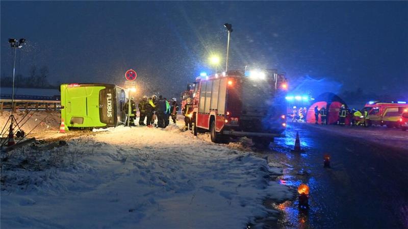 Flixbus zeigt sich betroffen nach schwerem Busunfall auf A11 Bei dem Unfall sind ersten Erkenntnissen nach zwei Menschen ums Leben gekommen.