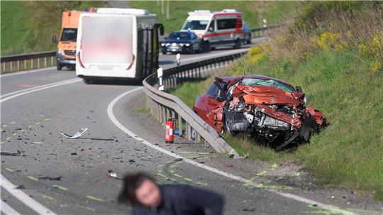 Bei dem Unfall starb eine Frau, weitere Menschen wurden leicht verletzt.