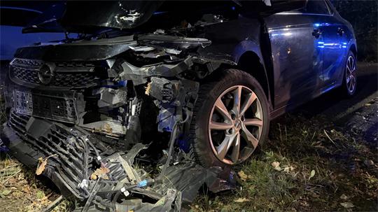 Die Vorderansicht von dem vom Unfall zerstörten Wagen
