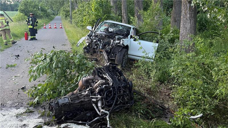 Bei dem Unfall wurde der Motorblock aus dem Fahrzeug gerissen. Von der Fahrerin fehlte zunächst jede Spur.