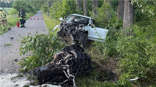Bei dem Unfall wurde der Motorblock aus dem Fahrzeug gerissen. Von der Fahrerin fehlte zunächst jede Spur.