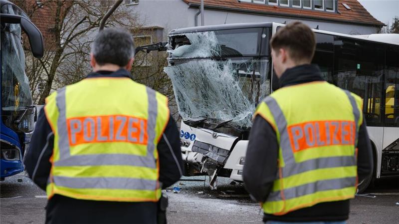 Bei dem Unfall wurden die Frontscheiben der Busse stark beschädigt.