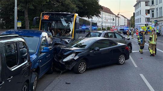 Bei dem Unfall wurden mehrere Fahrzeuge beschädigt - die Passagiere im Bus hatten Glück im unglück. 
