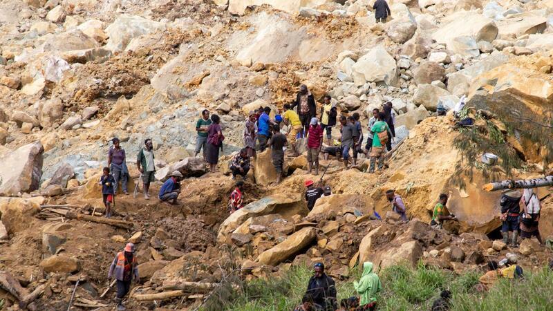 Bergung von Opfern nach Erdrutsch extrem schwierig Bei dem Unglück in der abgelegenen Provinz Enga war eine Bergflanke plötzlich abgerutscht und ins Tal gestürzt.