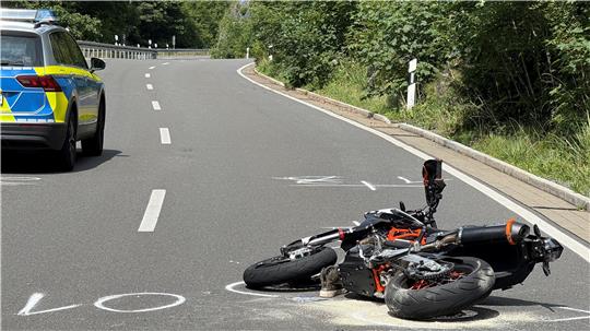 Bei dem Verkehrsunfall auf der B 27 zwischen Braunlage und Bad Lauterberg wird ein 19-jähriger Motorradfahrer lebensgefährlich verletzt.