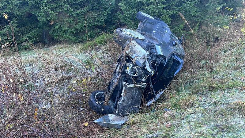 Bei dem Verkehrsunfall überschlägt sich der Wagen und bleibt auf der Seite liegen.