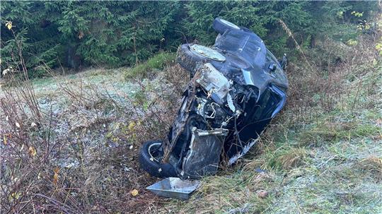 Bei dem Verkehrsunfall überschlägt sich der Wagen und bleibt auf der Seite liegen.