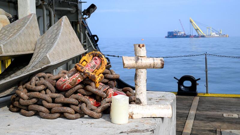 Gesunkener Frachter „Verity“ vom Meeresgrund geborgen Bei dem Zusammenstoß des Küstenmotorschiffs „Verity“ und des Frachters „Polesie“ am 24. Oktober 2023 sind nach Einschätzung der Behörden fünf Seeleute ums Leben gekommen. In der Nähe des Unfallortes hält ein Diakon von der Seemannsmission eine Andacht - im Gedenken an die Toten und Vermissten.
