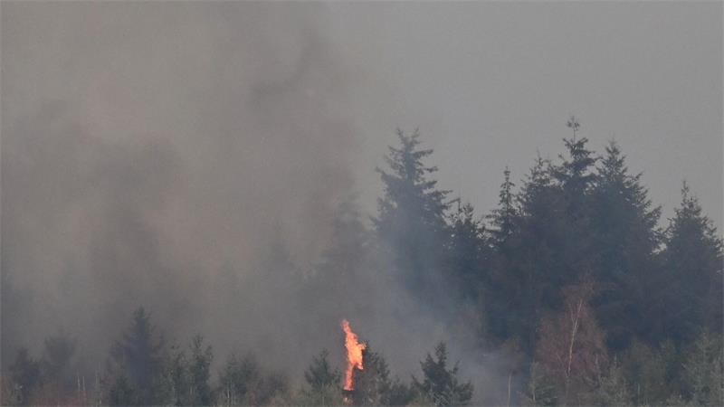 Bei dem großen Waldbrand nahe Hürtgenwald im nordrhein-westfälischen Kreis Düren hat sich die Lage in der Nacht zugespitzt.