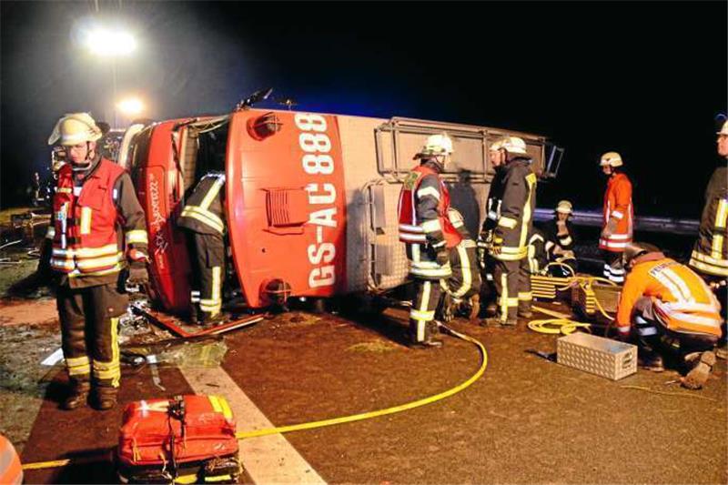 Bei dem schweren Unfall auf der Autobahn 395 zwischen Flöthe und Wolfenbüttel-Süd wurde der Fahrer des Tanklöschwagens eingeklemmt.  Foto: Koglin