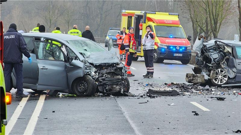 Schwerer Unfall bei Eilenburg - drei Tote, mehrere Verletzte Bei dem schweren Unfall auf der B87 bei Eilenburg in Nordsachsen sind mehrere Menschen ums Leben gekommen. Das teilte eine Polizeisprecherin mit.