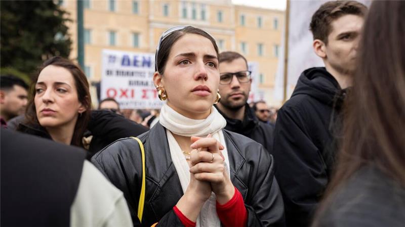 Bei dem schweren Zugunglück starben 57 Menschen. Das sorgt für Trauer und Wut bei Demonstrationen im ganzen Land.
