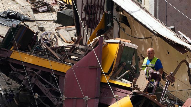 Erster Bericht: Kabel löste sich von Todes-Bahn in Lissabon Bei dem schwersten Unglück dieser Art mit Standseilbahnen in Lissabon sind 16 Menschen ums Leben gekommen und 21 zum Teil schwer verletzt worden.