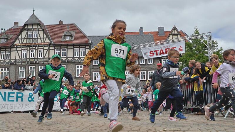 Bei den Bambini, die 500 Meter zu absolvieren haben, fängt der Spaß am Laufen bereits an. In der hektischen Startphase kommt es auch einmal zu einem Sturz. Ernsthafte Verletzungen gibt es allerdings beim Altstadtlauf nicht.Fotos: Uwe Epping