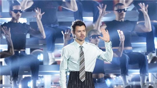 Bei den Brit Awards lieferte Harry Styles zu seiner Single „Aperture“ einen spektakulären Auftritt.