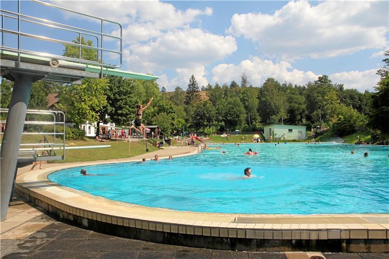 Bei den Einheimischen beliebt und bei den Gästen die Attraktion des Bergdorfs: Das Hohegeißer Waldschwimmbad soll nicht umsonst in den nächsten Jahren saniert und modernisiert werden.  Fotos: Eggers