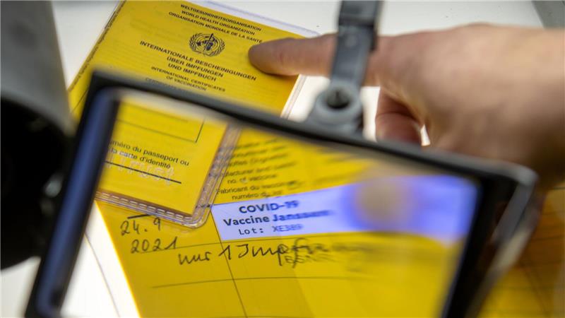 Gesuchter Hausarzt nach langer Flucht in Paraguay gefasst Bei den Ermittlungen gegen einen Arzt wegen manipulierter Corona-Impfungen wurden von der Kripo auch sichergestellte Impfpässe untersucht. Nun ist der gesuchte Mediziner nach jahrelanger Flucht in Südamerika gefasst worden. (Archivfoto)