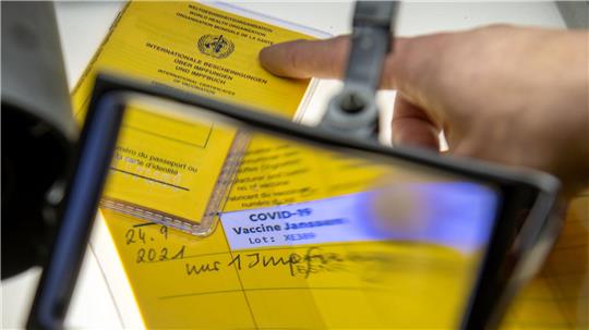 Bei den Ermittlungen gegen einen Arzt wegen manipulierter Corona-Impfungen wurden von der Kripo auch sichergestellte Impfpässe untersucht. Nun ist der gesuchte Mediziner nach jahrelanger Flucht in Südamerika gefasst worden. (Archivfoto)
