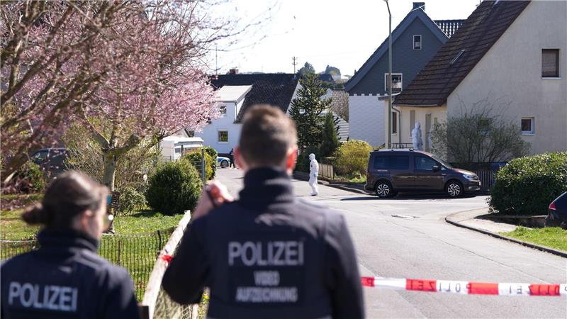 Bei den Ermittlungen zu dem Dreifachmord im Westerfald geht die Polizei auch möglichen Lebenszeichen des Tatverdächtigen im Internet nach.  