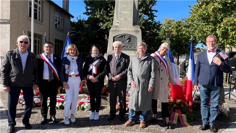 Harzburg empfängt bald die vielleicht neuen Freunde aus Frankreich Bei den Feierlichkeiten anlässlich des 80. Jahrestags der Befreiung von Jarville-la-Malgrange legt die Delegation aus Bad Harzburg einen Kranz nieder und Gabriele Alberts-Goebel (3.v.l.) hält eine kurze Ansprache.