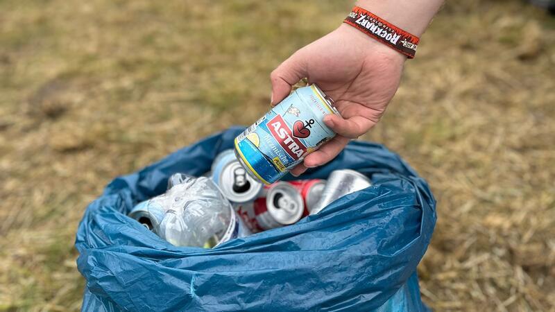 Für den guten Zweck: Die Pfandsammler des Rockharz-Festivals Bei den Festivalbesuchern hat sich die „Glück in Dosen“-Aktion schon herumgesprochen.