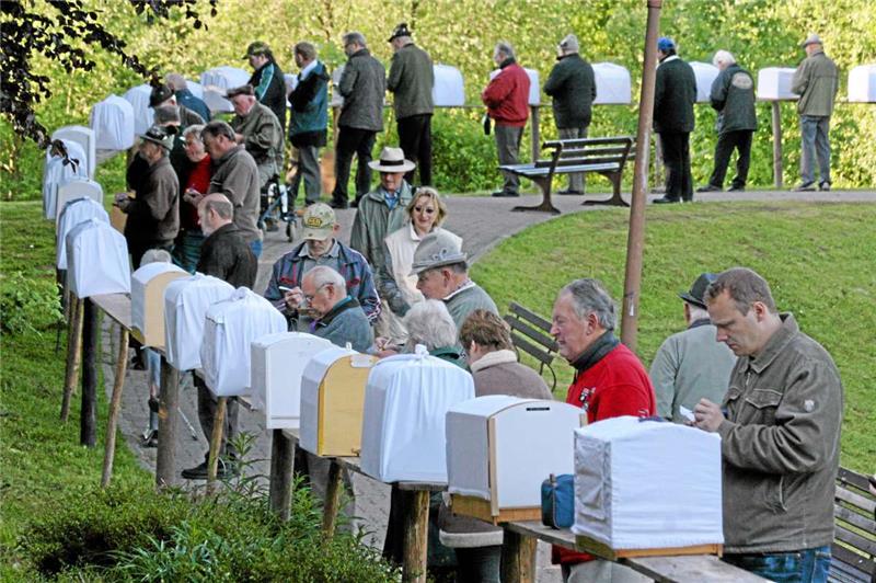 Bei den Finkenmanövern, wie hier 2014 in Hohegeiß, lauschen die Tierhalter den Gesängen der Buchfinken und benoten diesen. Die Tiere sitzen in verhüllten Käfigen. Archivfoto: Schlegel