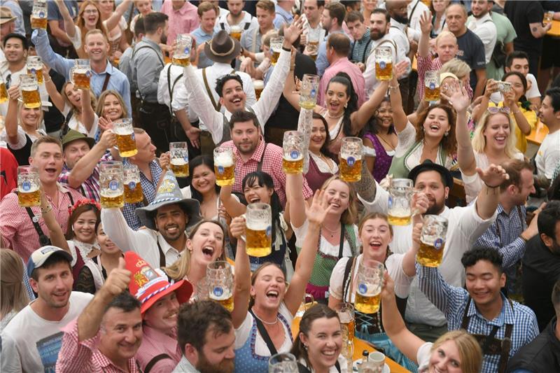 Sonne, Bier und Prominente: Münchner Oktoberfest eröffnet Bei den Gästen im Hofbräuzelt herrscht ausgelassene Stimmung.