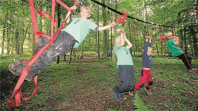 Wo im Sommer die Kicherzwerge zu den Waldtagen aufbrechen Bei den Gielder Waldtagen sind immer auch Kletter- und Hangelkünste gefragt.