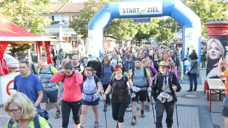 Menschen wandern durch eine Fußgängerzone. 