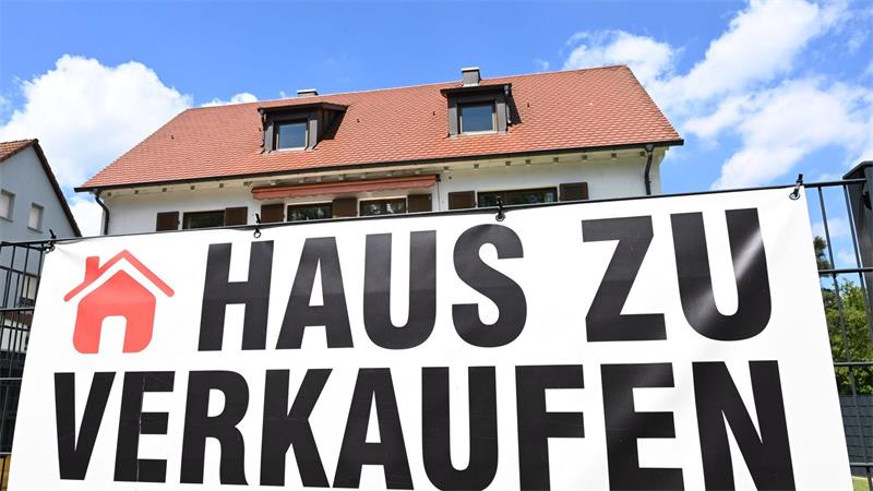 Bei den Hauspreisen gibt es in Deutschland riesige Unterschiede: In den großen Metropolen für die Mehrheit unbezahlbar, in strukturschwachen Regionen im Norden und Osten günstig. (Symbolbild)