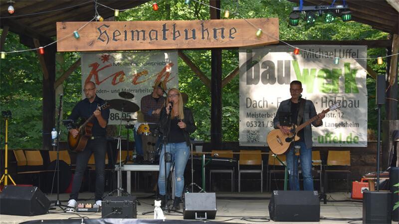 Buntes Fest für 50 Jahre Heimatkuhle Bei den Holy Foxxes konnten die Besucher das Tanzbein schwingen.
