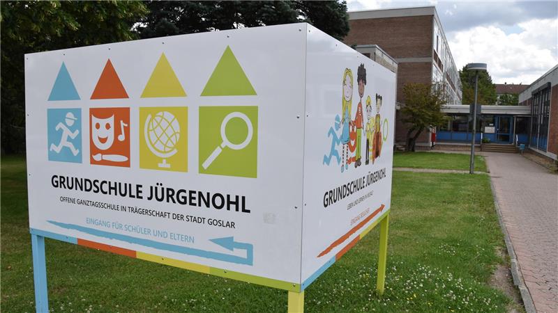 Welche ist die größte Schule im gesamten Landkreis Goslar? Die Goslarer Grundschule Jürgenohl hat ein Plakat mit ihrem Namen im Eingangsbereich.
